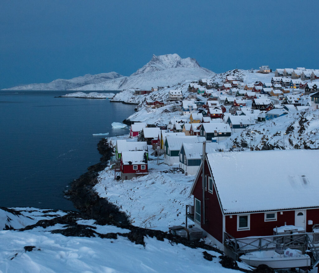 Nuuk, la capitale du Groenland, située sur la côte ouest compte 19 000 habitants. C’est ici que vit Naya Lyberth, l’une des premières femmes à avoir raconté publiquement la stérilisation forcée qu’elle a subit adolescente.